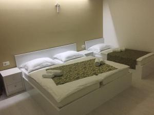 En eller flere senge i et værelse på Villa Flowers