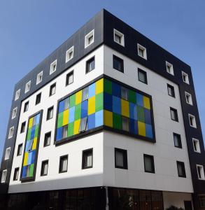 un edificio con ventanas coloridas en Tempo Fair Suites, en Estambul