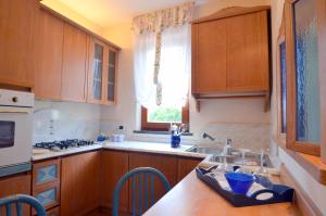 A kitchen or kitchenette at Villa Soprana by Agenzia SolturElba