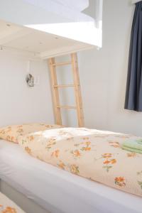 En eller flere senge i et værelse på Guesthouse Baegisa