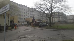 ulica z samochodem zaparkowanym przed budynkiem w obiekcie Apartament w centrum Gdyni II w mieście Gdynia