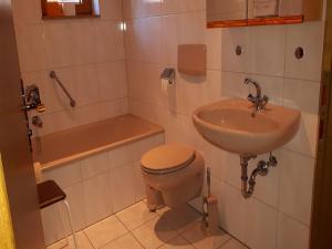 バート・リッポルサウにあるHaus Obertalのバスルーム(トイレ、洗面台付)