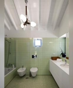a bathroom with a toilet and a tub and a sink at Quinta da Tilia Boutique Retreat in Capelas