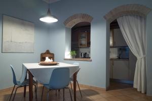 eine Küche und ein Esszimmer mit einem Tisch und Stühlen in der Unterkunft Vicolobellisei in Longiano