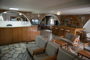 - un bar avec un canapé et des chaises dans la chambre dans l'établissement Le Village Hotel, à Limassol