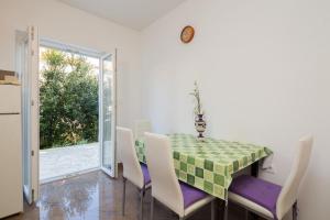 d'une salle à manger avec une table, des chaises et une fenêtre. dans l'établissement ALBA Amazing Location Beach Apartments, à Biograd na Moru