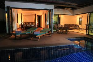 Casa con piscina y sala de estar en Naiharn Beach Villa, en Nai Harn Beach