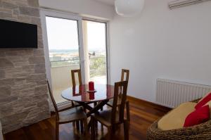 TV a/nebo společenská místnost v ubytování Villa Kos Murter Apartments