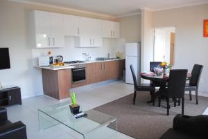 Una cocina y un comedor con una mesa y un comedor. en 86 Edison Self Catering, en Johannesburgo