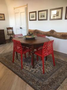 ノーヴィ・リーグレにあるViaBasso11 Guest Houseのテーブル(椅子付)とフルーツの盛り合わせ
