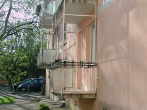 un edificio con balconi sui lati di San Teodoro Apartment a Mestre