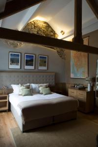 Katil atau katil-katil dalam bilik di The Queen's Head Hotel