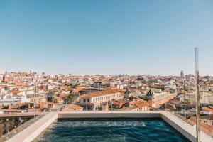 马德里马德里迪尔酒店的从大楼顶部可欣赏到城市美景