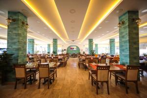 a dining hall with tables and chairs in a restaurant at Fatsa Safi̇r Otel in Fatsa