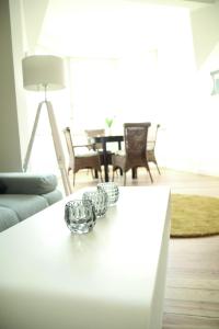 eine Glasschüssel auf einem Tisch im Wohnzimmer in der Unterkunft Auster-Appartements in Saarbrücken