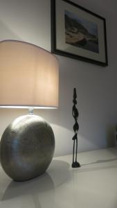 eine Lampe und eine Statue auf einem Tisch in der Unterkunft Auster-Appartements in Saarbrücken + 2 Fotos