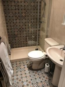 A bathroom at Georgian city apartment @ Thomas Street 