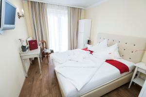 Łóżko lub łóżka w pokoju w obiekcie Hotel Sonnalm - SPA,Idyll,Dining
