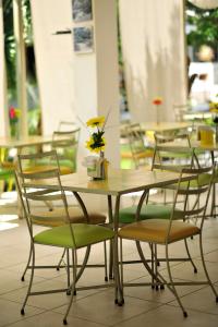 a group of tables and chairs with flowers on them at Hotel Villas Bambu in Chetumal