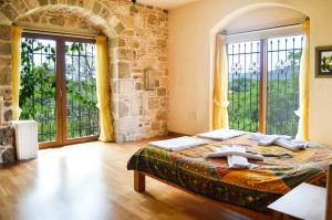 Villa Mandarin by Important Group Travel في بيتيس: غرفة نوم مع سرير في غرفة مع نوافذ كبيرة +40 صورة