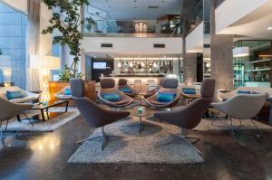 Uma área de estar em The George, Urban Boutique Hotel