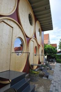 een gebouw met houten cirkels aan de zijkant bij Rüedi - Fasstastische Ferien in Trasadingen
