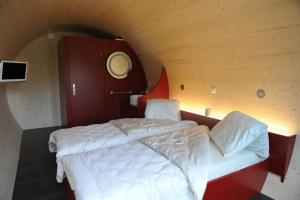 two twin beds in a small room with a tunnel at Rüedi - Fasstastische Ferien in Trasadingen