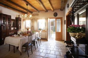 a kitchen with a table with chairs and a dining room at Casa Fiorina in Miane