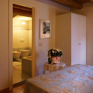 a bedroom with a bed and a bathroom with a toilet at Casa Fiorina in Miane