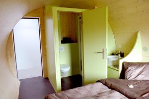 Postel nebo postele na pokoji v ubytování Rüedi - Fasstastische Ferien