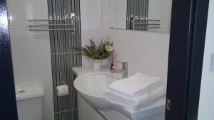 a white bathroom with a sink and a toilet at Casa do Rio - Penacova in Raiva +63 photos