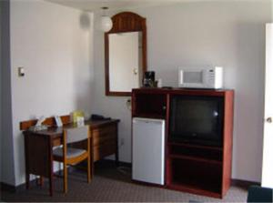 A television and/or entertainment centre at Carravalla Inn