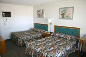 una habitación de hotel con 2 camas en una habitación en Skyline Motel, en Sault Ste. Marie