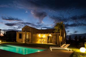 The swimming pool at or close to Villa Lefteris