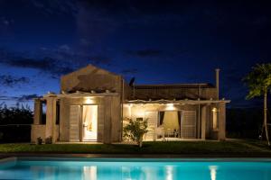 The swimming pool at or close to Villa Lefteris