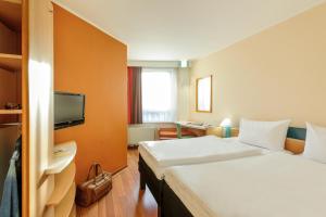 Ein Bett oder Betten in einem Zimmer der Unterkunft ibis Augsburg Hauptbahnhof