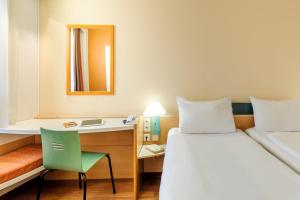 Ein Bett oder Betten in einem Zimmer der Unterkunft ibis Augsburg Hauptbahnhof