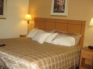 Postel nebo postele na pokoji v ubytování Americas Best Value Inn and Suites St. Cloud