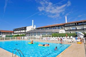 eine Gruppe von Menschen, die in einem Schwimmbecken schwimmen in der Unterkunft Village Vacances Azureva Anglet in Anglet + 36 Fotos