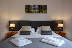 um quarto com uma cama grande com duas toalhas em The Red Lion, Barn Accommodation em Thornby