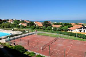 Tennis und/oder Squash in der Unterkunft Village Vacances Azureva Anglet oder in der Nähe