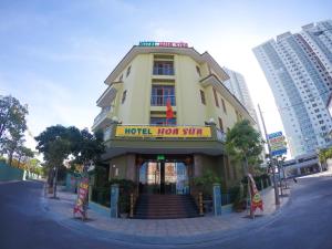 ブンタウにあるHoa Sua Hotelの路上ホテルのある黄色い建物