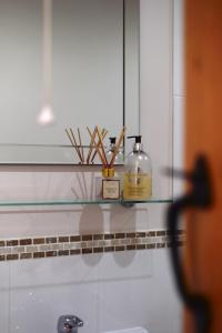 uma prateleira de vidro sobre um lavatório na casa de banho em The Red Lion, Barn Accommodation em Thornby