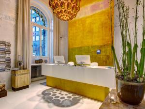 um saguão com balcão de recepção em um prédio em Hotel Anker Luzern em Lucerna