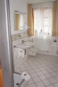 Ett badrum på Gasthof zur Post