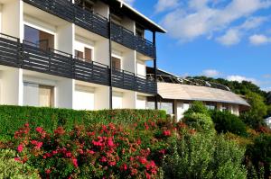 Ein Garten an der Unterkunft Village Vacances Azureva Anglet
