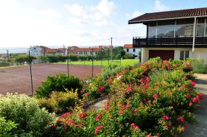 Ein Garten an der Unterkunft Village Vacances Azureva Anglet