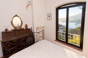 A bed or beds in a room at Appartamento nella Torre