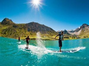 un grupo de personas en tablas de surf en el agua en Les Negociants, en Vevey