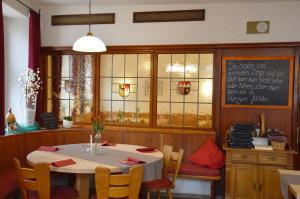 A restaurant or other place to eat at Hotel Gasthof Metzgerei Lamm